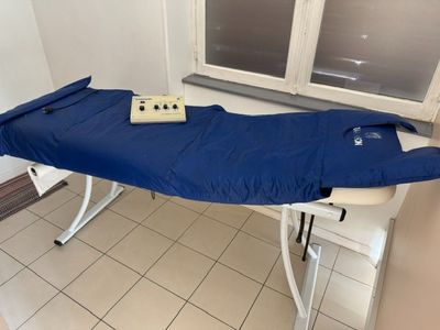 un drap bleu posé sur une table blanche devant une fenêtre