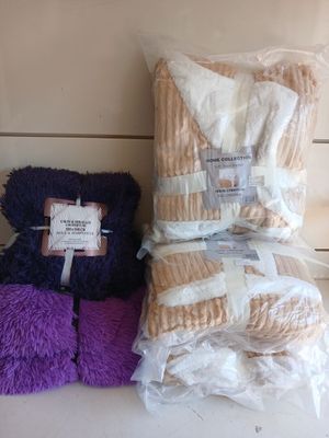 Plusieurs couvertures sont emballées dans des sacs en plastique sur un comptoir.