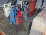 many different types of tools in this garage