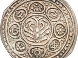 un gros plan d'une pièce d'argent sur laquelle figure un motif