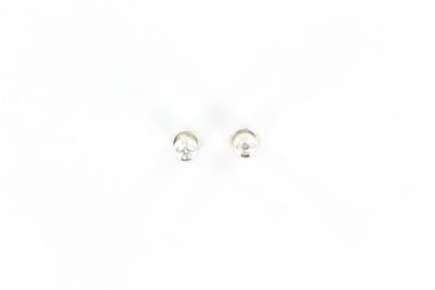 une paire de boucles d'oreilles en or blanc et diamants sur fond blanc