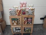 des boîtes de décorations de Noël sont empilées les unes sur les autres