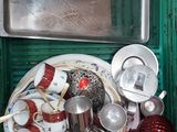 une boîte verte remplie d'ustensiles de cuisine variés