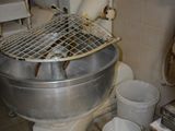 une photo d'une cuisine avec un grand mixeur en métal