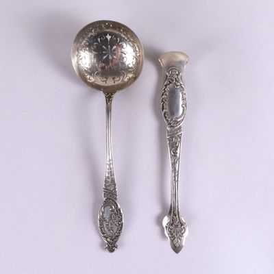deux cuillères et une cuillère posées sur une surface blanche