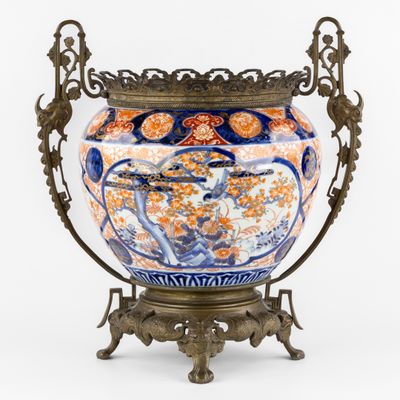 une image représentant un vase posé sur un socle, sur fond blanc