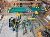 une table sur laquelle se trouvent de nombreux outils
