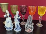 sept verres en verre de couleurs différentes posés sur une table