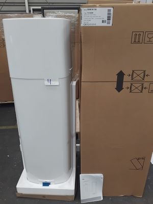 un réfrigérateur blanc posé à côté d'un carton