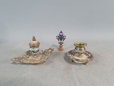paire de bougeoirs en argent et en or, avec des figurines sur leurs socles