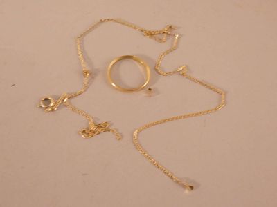 un collier en or orné d'un anneau en or