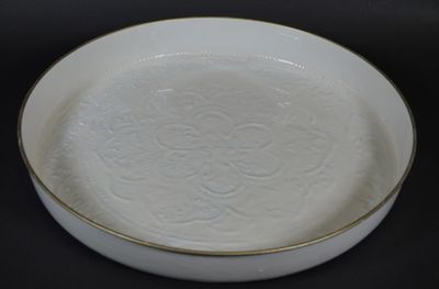 PLATEAU circulaire en métal émaillé blanc.
