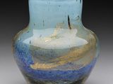 un vase en verre orné d'un motif bleu et or