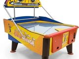 un gros plan d'une table sur laquelle se trouve un jeu