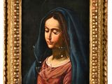 un tableau représentant une femme en robe rouge avec un voile bleu