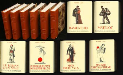 Plusieurs livres sont alignés sur une table devant un fond noir.