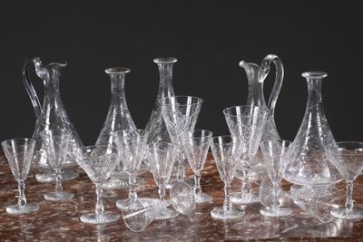 beaucoup de vases en verre posés sur une table