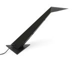 une image représentant une lampe de bureau noire sur fond blanc