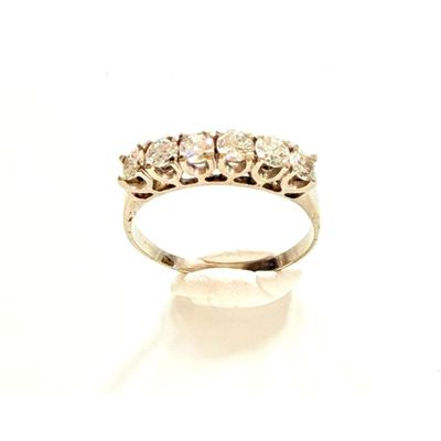 gros plan d'une bague en diamant sur une surface blanche