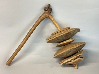 Bambara, Mali. Sistre en bois coudé sculpté et fragments de …