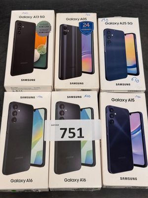 Six cartons de Samsung A50 sont empilés les uns sur les autres