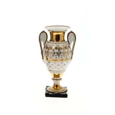 Un vase Médicis en porcelaine blanche et or Début XIXème siè…