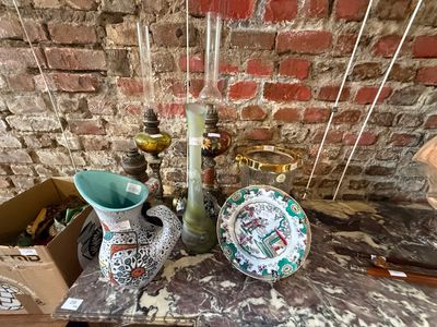 une table sur laquelle se trouvent plusieurs vases et une assiette