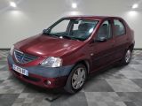 la photo d'une voiture rouge garée dans un garage