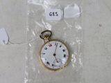 une montre de poche en or avec des chiffres romains