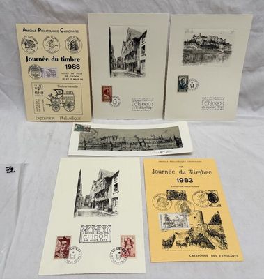 quatre cartes postales de types et de motifs différents posées sur une table