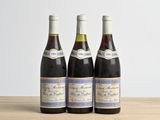 trois bouteilles de vin posées sur une table en bois