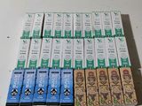 une pile de cigarettes posée sur une table à côté d'une paire de ciseaux