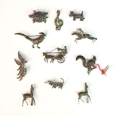 de nombreuses figurines d'animaux de toutes sortes sur un fond blanc
