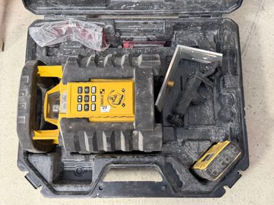 une boîte à outils avec des outils à l'intérieur sur le sol