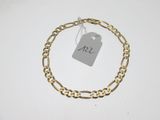gros plan d'un bracelet en chaîne en or avec une étiquette de prix