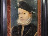 portrait d'une femme vêtue d'une robe noire à col blanc et d'un chapeau noir