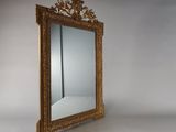 une image d'un miroir avec un cadre doré sur un fond blanc