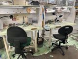 deux bureaux avec des chaises et une planche de surf posée dessus