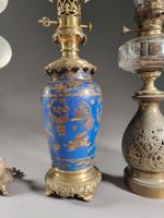 Réunion de quatre lampes à pétrole en régule ou porcelaine. (photo 3)