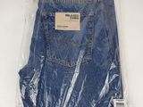 l'arrière d'un jean bleu emballé dans du plastique