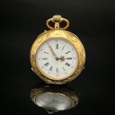 une montre de poche en or avec des chiffres romains sur le cadran