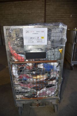un chariot en métal contenant tout un tas d'objets