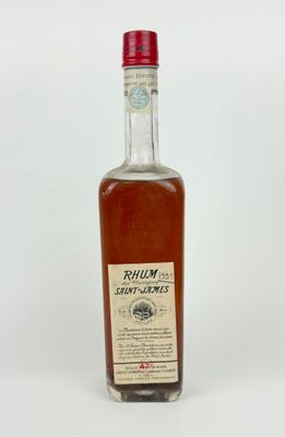 Gros plan sur une bouteille de rhum posée sur une surface blanche