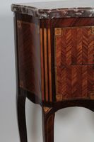 Petite commode à léger ressaut central en bois de placage et… (photo 6)