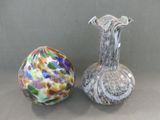 deux vases posés l'un à côté de l'autre sur une table