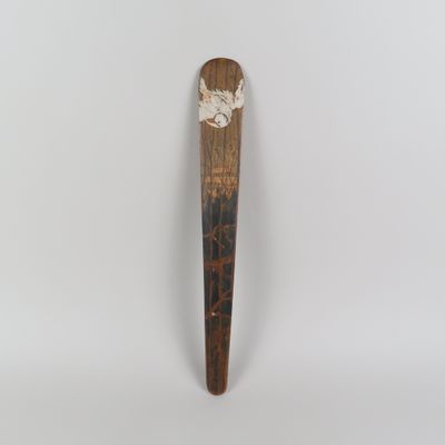 une vieille batte de baseball avec un manche en bois sur fond blanc