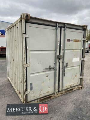le conteneur se trouve sur le parking, à côté du camion