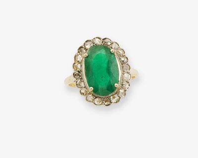 une bague en émeraude et diamant