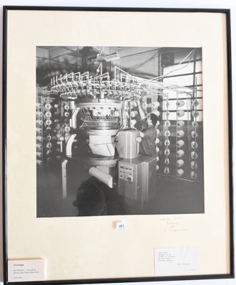 photographie en noir et blanc d'un homme travaillant sur une machine dans une usine