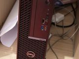 un petit ordinateur posé sur un bureau en bois